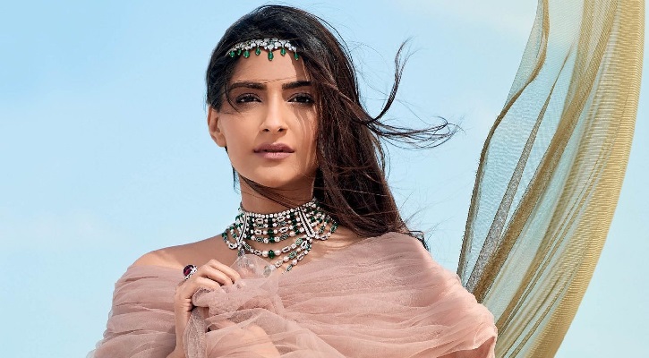 আনন্দ কিংবা মানসিক উদ্বেগে কার সঙ্গ পেয়েছেন সোনম?